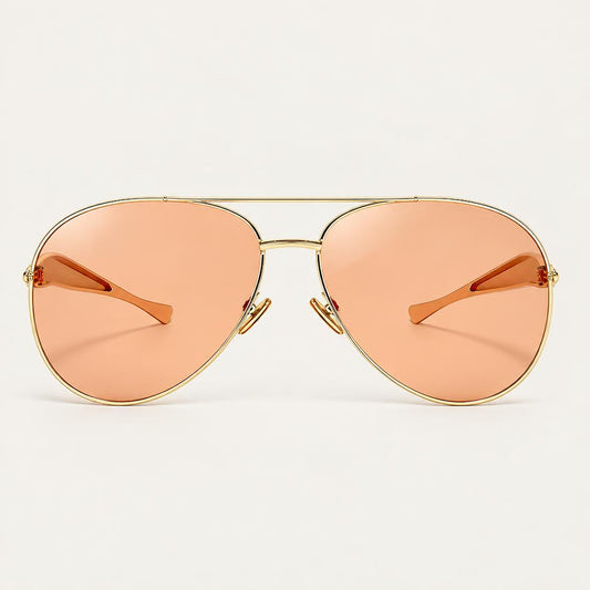 Óculos Adelle da Solune, com formato aviador, contorno fino dourado e lentes alaranjadas.