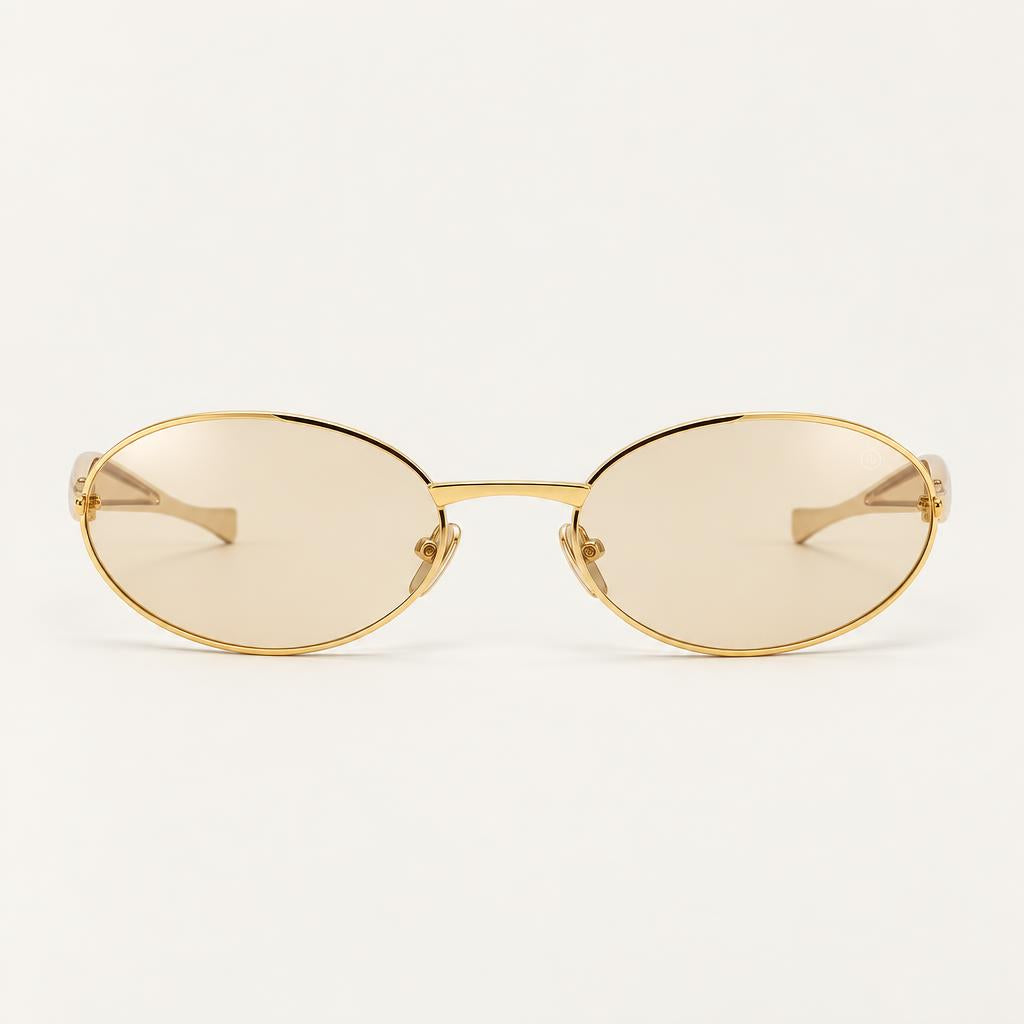 Óculos Demi da Solune, com lentes ovais claras e contorno fino dourado.