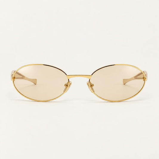 Óculos Demi da Solune, com lentes ovais claras e contorno fino dourado.