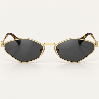Óculos Florence da Solune, com lentes geométricas escuras e contorno fino dourado.