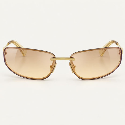 Óculos Virginia da Solune, com lentes alongadas de tom quente e contorno fino dourado.